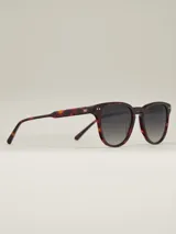 Lentes de sol con montura color carey y lentes polarizadas color negro.