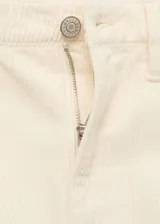 Pantalón de tiro alto confeccionado en tejido de pana de algodón, con diseño balloon y fit slouchy. Cuenta con cierre de cremallera y botón, trabillas para cinturón y cinco bolsillos.