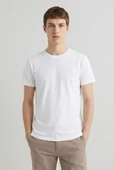 Remera de cuello redondo y manga corta, confeccionada en algodón de alta calidad con un diseño liso y corte clásico.