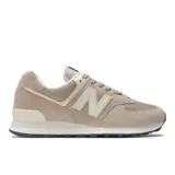 Championes urbanos New Balance modelo 574, color beige con detalles en blanco, confeccionados en gamuza y malla, con logo "N" característico en los laterales y entresuela ENCAP.