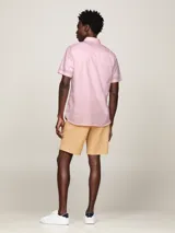Camisa de manga corta Tommy Hilfiger confeccionada en popelina de algodón, con cuello abotonado y logo bordado en el pecho.