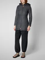 Campera larga acolchada color gris oscuro, con capucha fija y cierre de cremallera de dos vías. Confeccionada con relleno Plumtech, una alternativa sintética al plumón.