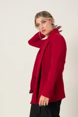 Blazer marrón de corte italiano, con mangas largas y solapas anchas. Diseño suelto y sin botones.