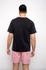 Short de baño celeste liso, con cordón ajustable, bolsillos laterales y suspensor interior de malla.