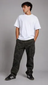 Pantalón cargo de mezclilla con estampa camuflada en tonos verdes y oscuros, corte recto y amplios bolsillos laterales en las piernas.