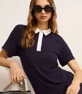 Vestido corto azul marino de rib de viscosa, con cuello polo blanco contrastante y mangas cortas.