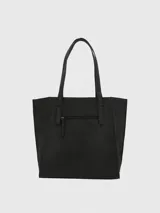 Cartera tipo tote de la marca Hush Puppies, en color negro. Presenta un diseño estructurado con doble asa de hombro y cierre principal. Incluye el logo de la marca grabado en la parte inferior frontal.
