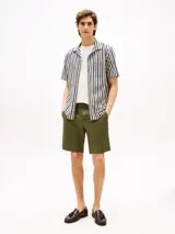 Pantalón chino corto de corte regular y pierna recta, confeccionado en algodón elástico. Presenta bolsillos delanteros en diagonal y bolsillos traseros de ojal con botón.