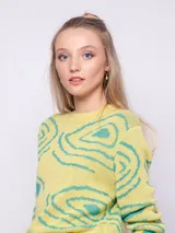 Sweater amarillo de tejido de punto con diseño de jacquard con ondas turquesas. Es de cuello redondo y manga larga.