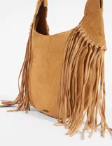 Cartera bandolera de gamuza sintética color negro, con diseño de flecos largos en los laterales y correa ajustable.
