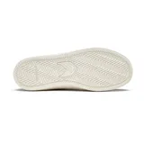 Championes urbanos blancos de cuero con detalles en gamuza color beige en la puntera y talón. Presentan el logo de la marca en forma de hoja en color celeste.