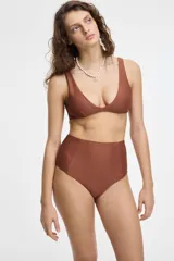 Top de bikini negro con escote en V y tirantes anchos, de tela texturizada.