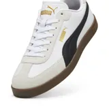 Championes Puma Club II Era, de diseño urbano con base de cuero blanco, detalles en gamuza gris claro, franja lateral negra y suela de goma color caramelo. Incluye logo de la marca en dorado.