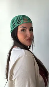 Gorro tipo bucket tejido al crochet, color verde brillante.