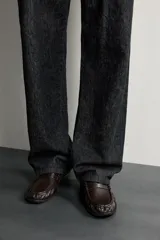 Mocasín de vestir marrón oscuro para hombre, con diseño de antifaz en el empeine, detalle fruncido en la parte delantera y suela con ligero tacón.