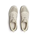 Sneaker Merrell modelo Alpine 83, color beige con detalles en gris oscuro. Presenta una combinación de gamuza y textil en la parte superior, con entresuela de espuma EVA y suela de goma.