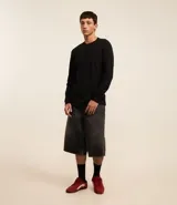 Remera de manga larga con cuello redondo y textura, de corte regular. Confeccionada en una mezcla de algodón, poliéster y viscosa.