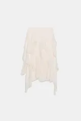 Falda midi de tiro alto, color blanco roto o crema, con múltiples capas de volantes asimétricos que le dan movimiento y textura.