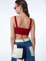 Top negro con escote regulable y breteles ajustables que se pueden atar en el delantero o espalda.