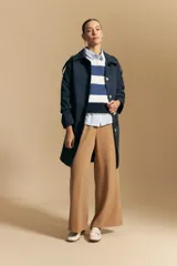 Sweater de tejido de punto con diseño de rayas horizontales en tonos azul y blanco. Presenta cuello redondo, puños y ruedo acanalados, con un sutil patrón de relieve en el tejido.