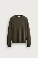 Jersey de punto regular fit, color verde militar, confeccionado en hilatura con mezcla de lana y cashmere. Presenta cuello redondo, manga larga y acabados en rib en cuello, puños y ruedo.