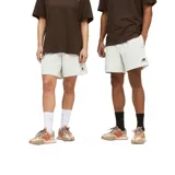 Short New Balance unisex color gris claro, de corte recto y largo a medio muslo. Presenta logo de la marca bordado en la pierna izquierda y cintura elástica con cordón ajustable.