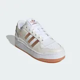 Championes Adidas Forum Bold color crema con detalles en dorado y suela de goma color caramelo.