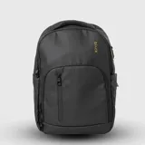 Mochila de diseño minimalista en color negro, con múltiples compartimentos con cierre, bolsillo frontal vertical y compartimento interno para laptop de hasta 16 pulgadas.