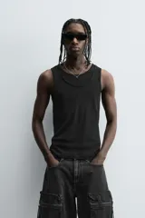Camiseta sin mangas (tank top) negra, de corte slim fit, con cuello redondo de efecto doble.