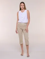 Pantalón capri blanco de tiro alto en denim elastizado, con cintura elástica ancha, bragueta simulada, bolsillos delanteros curvos y aberturas en los laterales del bajo.
