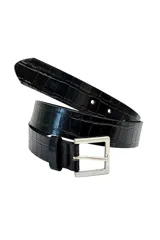 Cinturón negro con textura símil piel de cocodrilo y hebilla metálica plateada.