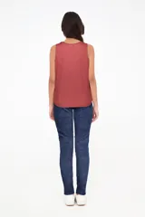 Musculosa de algodón color terracota, con cuello redondo a la base y estampa frontal con diseño de guitarra, alas y texto Rock & Roll 1974 en color dorado.