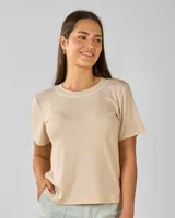 Remera color beige de corte clásico, con cuello redondo con detalle de bordado blanco.