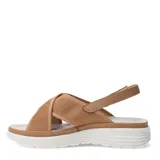 Sandalias de plataforma con tiras cruzadas en tejido técnico color beige y ajuste de velcro en el talón. Posee una suela blanca de diseño ergonómico.