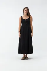 Vestido midi negro con escote cuadrado, tirantes anchos y falda de corte acampanado.