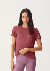 Blusa deportiva de manga corta con cuello redondo, confeccionada en tejido técnico con protección UV.
