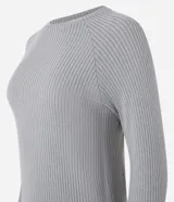 Blusa slim de tejido acanalado con cuello redondo y mangas largas con sisa raglán. Presenta una textura suave y diseño liso.