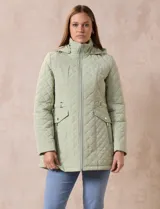 Campera capitoneada marca Gallery, color verde menta, con diseño acolchado de rombos. Presenta cierre frontal, bolsillos laterales con cierre y capucha desmontable.