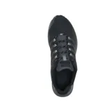 Championes de trail running Merrell Fly Strike, color negro con detalles en gris y blanco. Capellada de malla resistente a la abrasión y suela con tracción para senderos pavimentados y compactos.