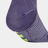 Medias deportivas Adidas de corte al tobillo, confeccionadas con tecnología CLIMACOOL para gestión del sudor. Presentan un diseño en color violeta con las tres tiras características y el logo de la marca en color verde lima. Incluyen amortiguación en la puntera y refuerzo en el arco plantar.