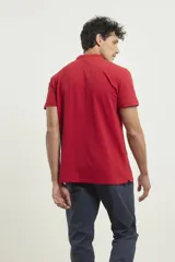 Remera azul con cuello mao y mangas cortas.