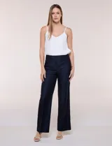Pantalón de vestir Zac & Rachel modelo Career, de corte recto y color azul marino, confeccionado en mezcla de poliéster, rayón y elastano. Posee pretina con broche interno, cierre y bolsillos en la parte delantera y trasera.