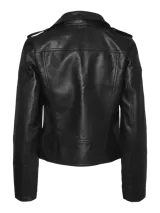 Campera biker negra de cuero sintético con solapas anchas, cierre frontal cruzado, bolsillos con cremallera y detalles metálicos.