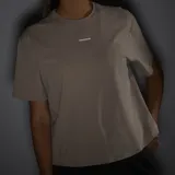 Remera Salomon de manga corta en color rosado, con cuello redondo y el logotipo de la marca impreso en pequeño en el centro del pecho.