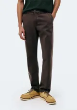 Pantalón de sarga color marrón, de corte recto, con bolsillos laterales y traseros.