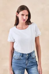 Remera de algodón de corte clásico y entallado, con cuello redondo y mangas cortas con detalle de costura decorativa en el borde.