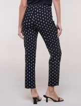 Pantalón elastizado de tiro alto estilo pull-on, marca Zac & Rachel. Modelo de corte cigarrete de silueta ajustada con diseño a rayas en color blanco y azul. Pretina ancha elastizada sin cierres ni botones, con diseño de línea limpia sin bolsillos.