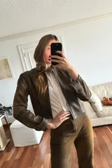 Pantalón oxford de cuero ovino color marrón con efecto desgastado y botón en guampa.