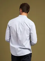 Camisa blanca con diseño de cuadros azules, de manga larga y corte slim fit.