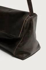 Bandolera XL de piel color marrón oscuro con acabado desgastado, compartimento principal con solapa y cremallera, y correa de hombro ajustable con hebilla.